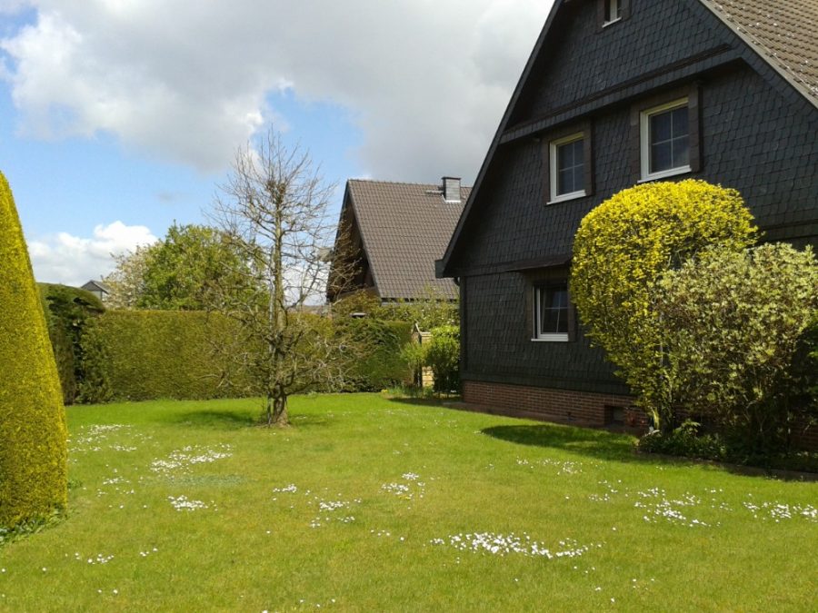 Freistehendes Wohnhaus mit tollem Garten. Sofort einziehen